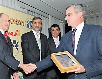 לפני יותר מעשור, הוא קיבל פרסים על עבודתו. ג'ואל אלון