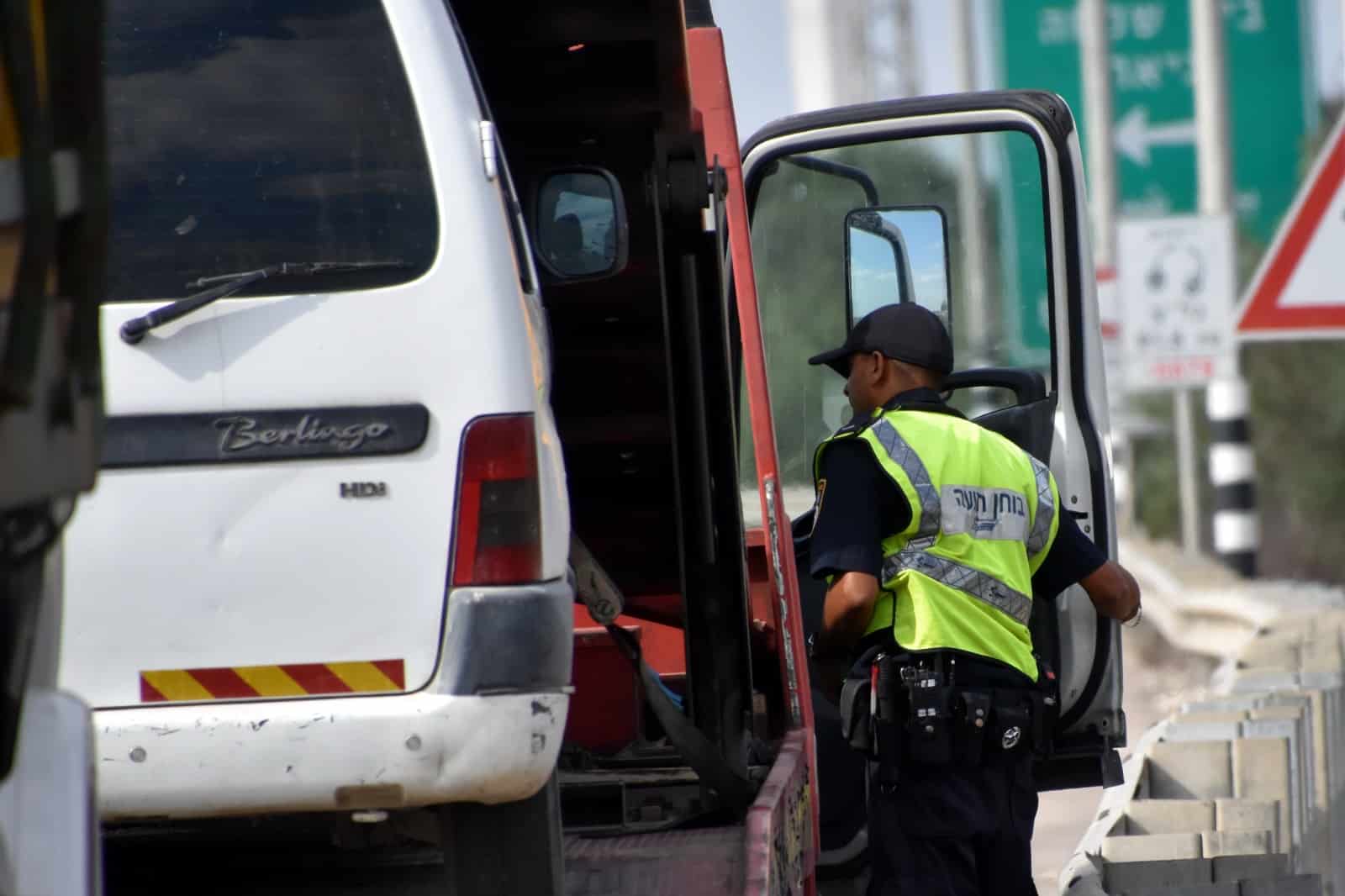 בוחן תנועה בפעולה (צילום: דוברות המשטרה)