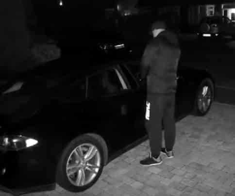 פורץ רכבים בפעולה (צילום מתוך youtube)