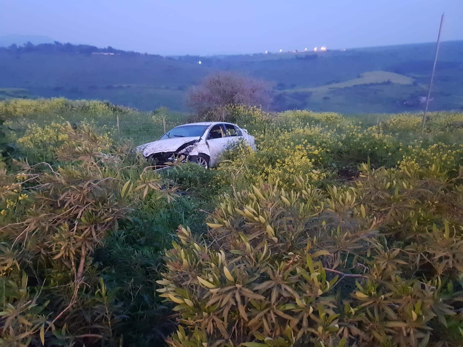 הרכב שאיבד שליטה בשטח פתוח לצד הכביש (צילום: דוברות המשטרה)