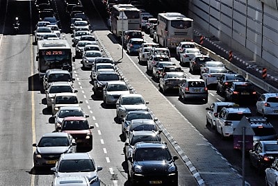בגלל היעדר שירות ראוי, השימוש ברכב פרטי הולך וגדל. ככה זה נראה (צילום: גילי יערי, פלאש 90)