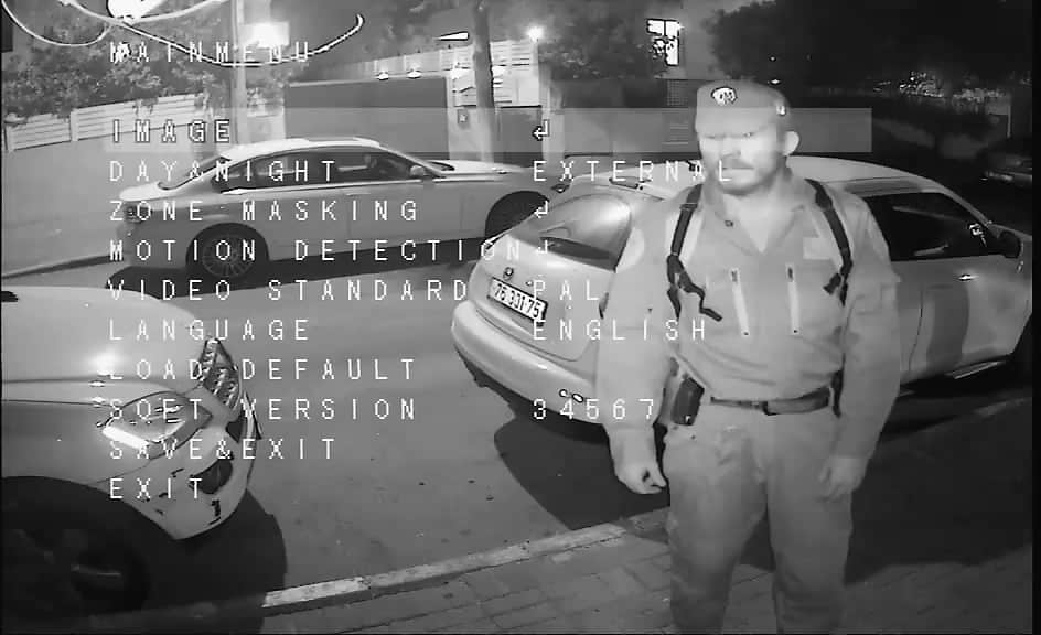 שוטר או שודד. כך הוא נקלט בעיני מצלמות האבטחה