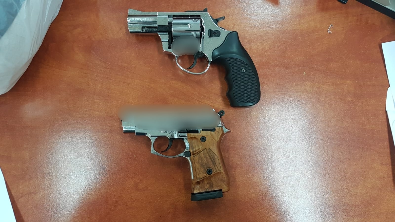 האקדחים שנתפסו (צילום: משטרה)