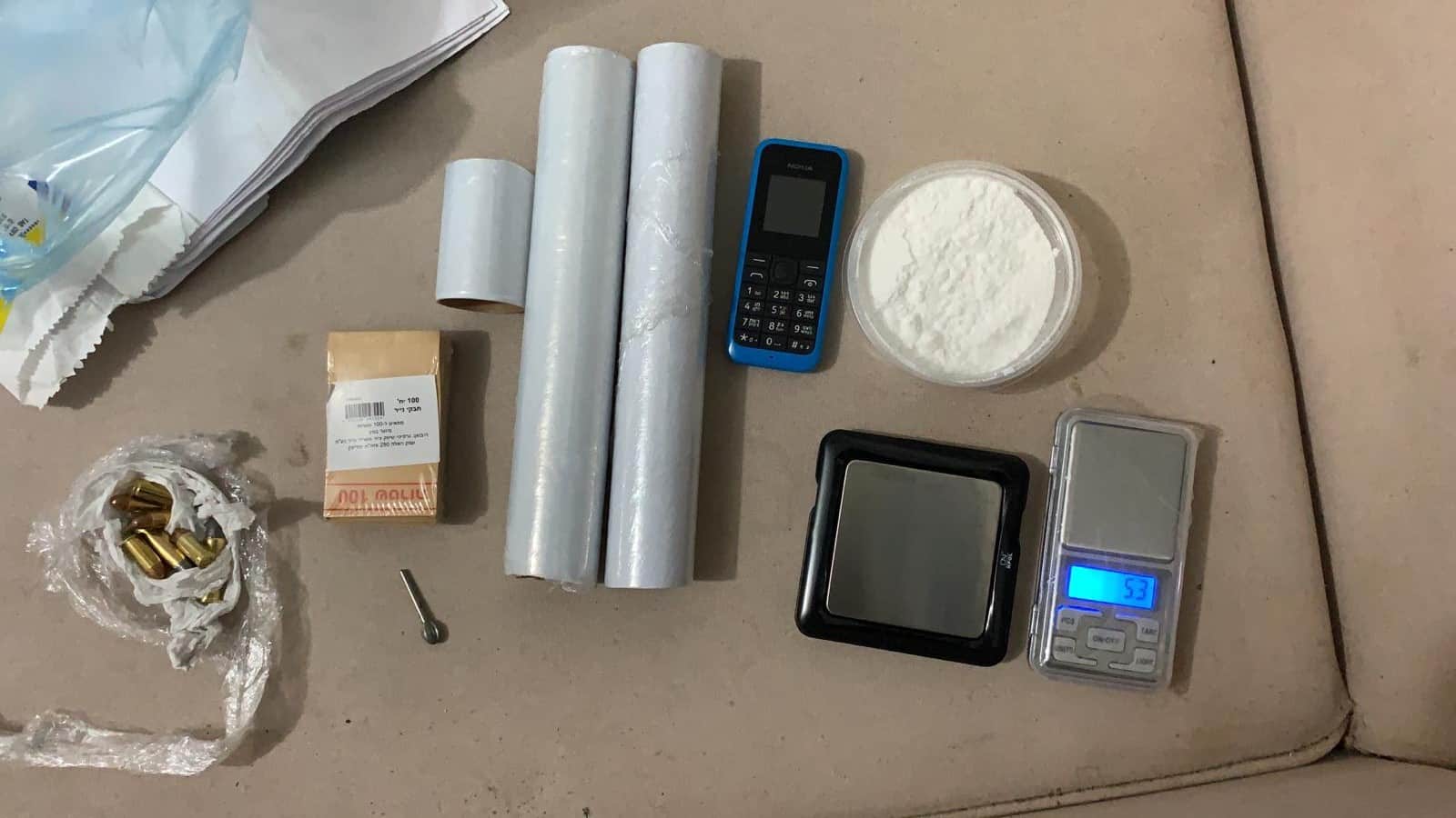 הסמים ופריטים  נוספים שנתפסו ברשותם של החשודים 