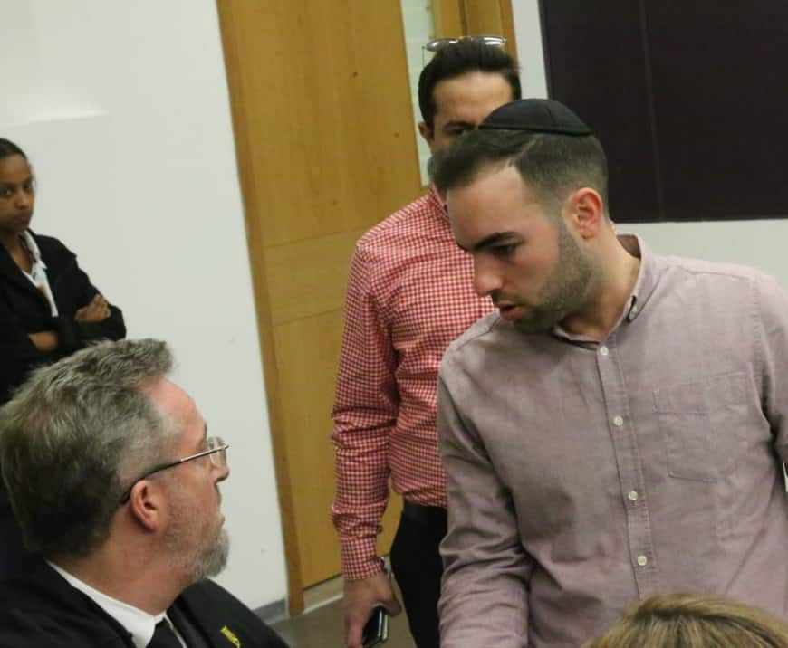 הנאשם בר זכאי וסנגורו עו"ד אורי קינן בדיון (צילומים: דרור אמסטר)