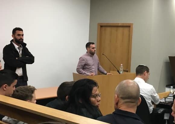 בר זכאי מעל דוכן העדים