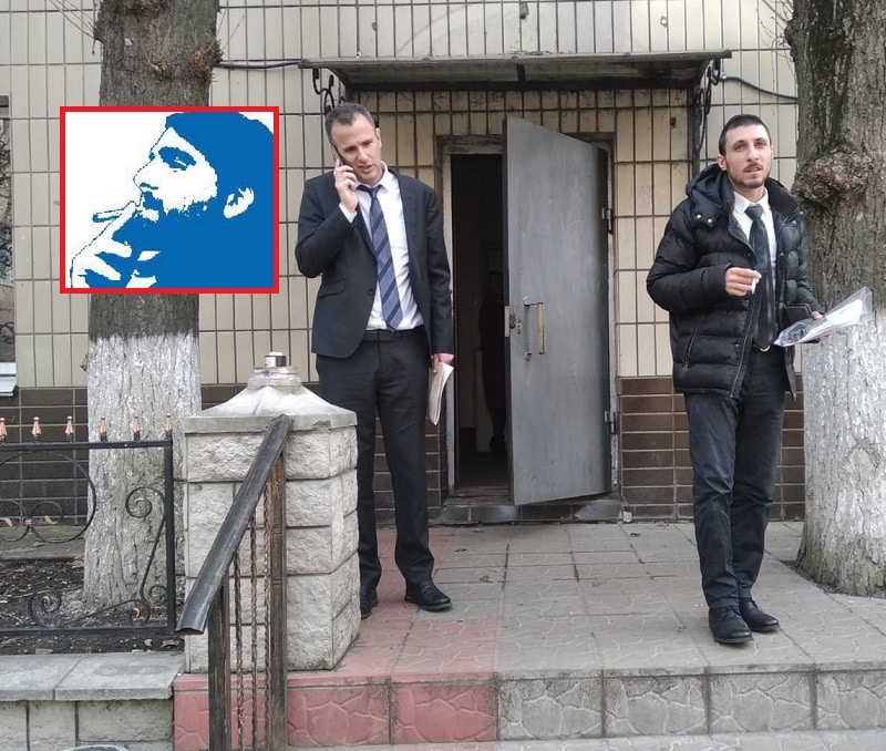 עורכי הדין דניאל פאר וניר יסלוביץ' בפתח בית המעצר "סיזו" בעיר קייב שבאוקראינה
