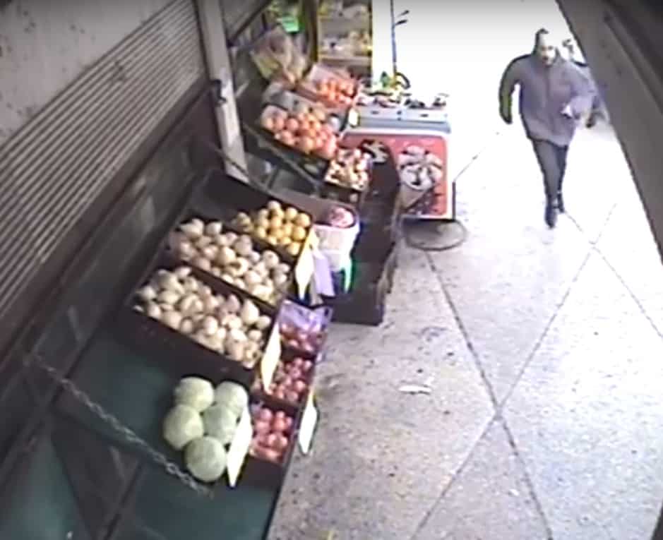 מצלמות אבטחה קלטו את הקורבן בורח מזירת התקיפה