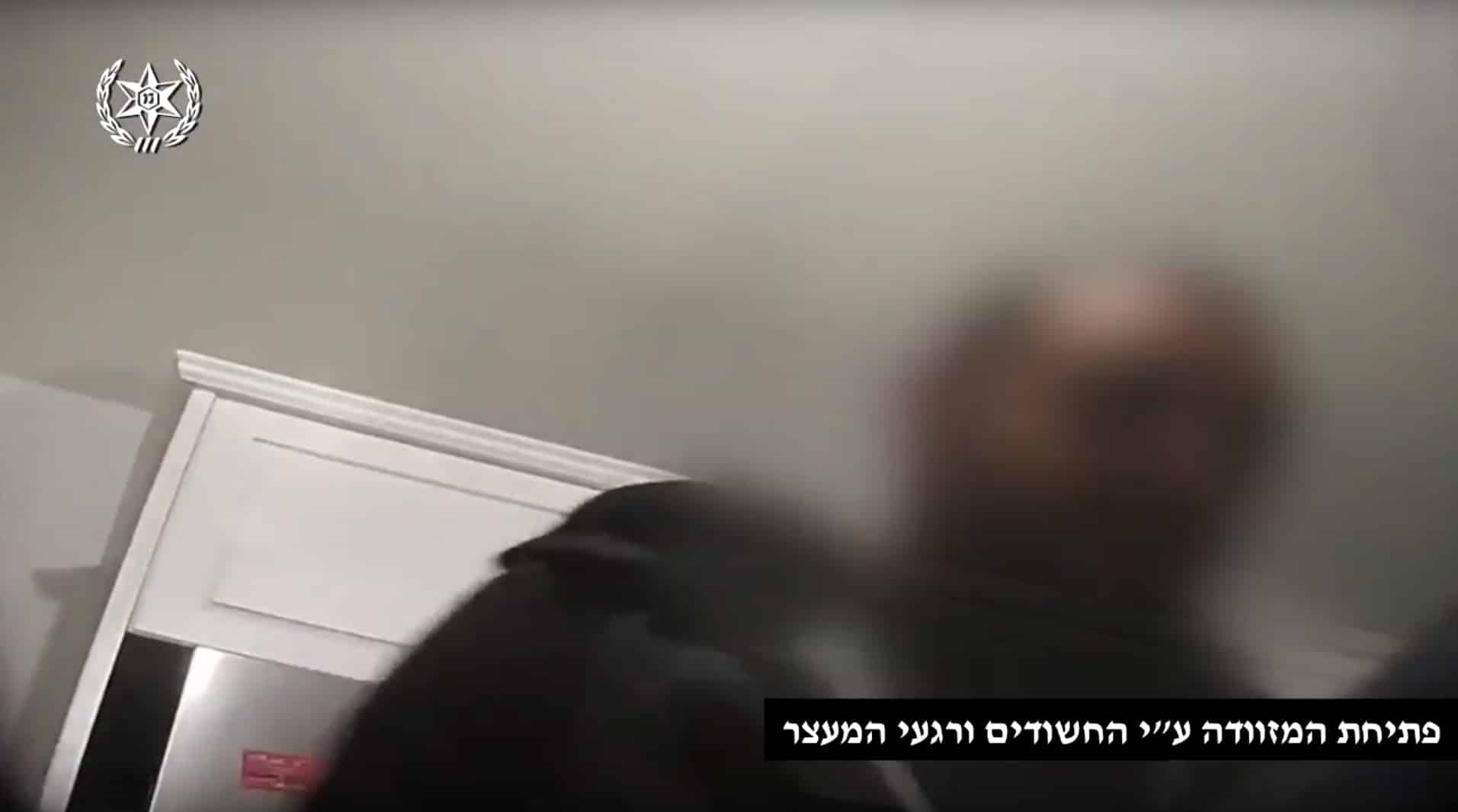 פתיחת המזוודה ע"י הנאשמים ורגע המעצר (לחצו על התמונה לתיעוד וידאו)