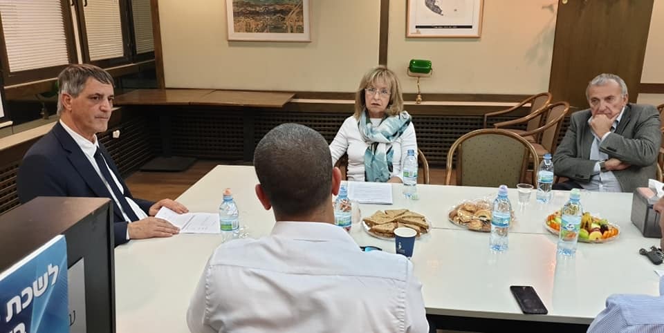 בוררת הבוררויות. חימי בדיונים עם השופטת שריזלי