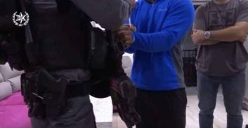 אצל הדודה והדוד בלוד