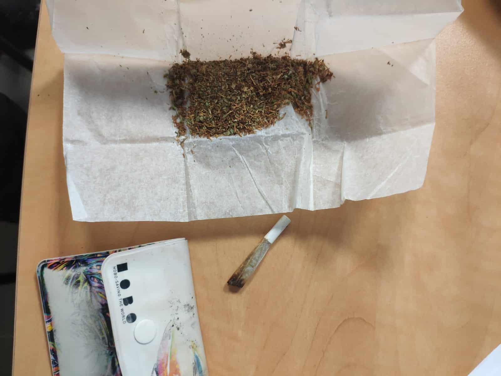 הסיגריה והחומר שנתפסו ברכב (צילומים: דוברות המשטרה)