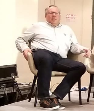 המנחה והתסריטאי. עו"ד ישראל קליין