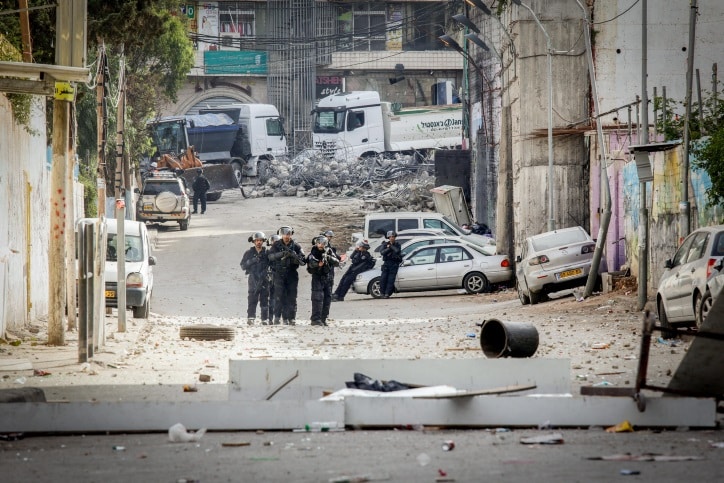 שוטרים במחנה הפליטים שועפאט (צילום: סלימן חאדר, פלאש 90)