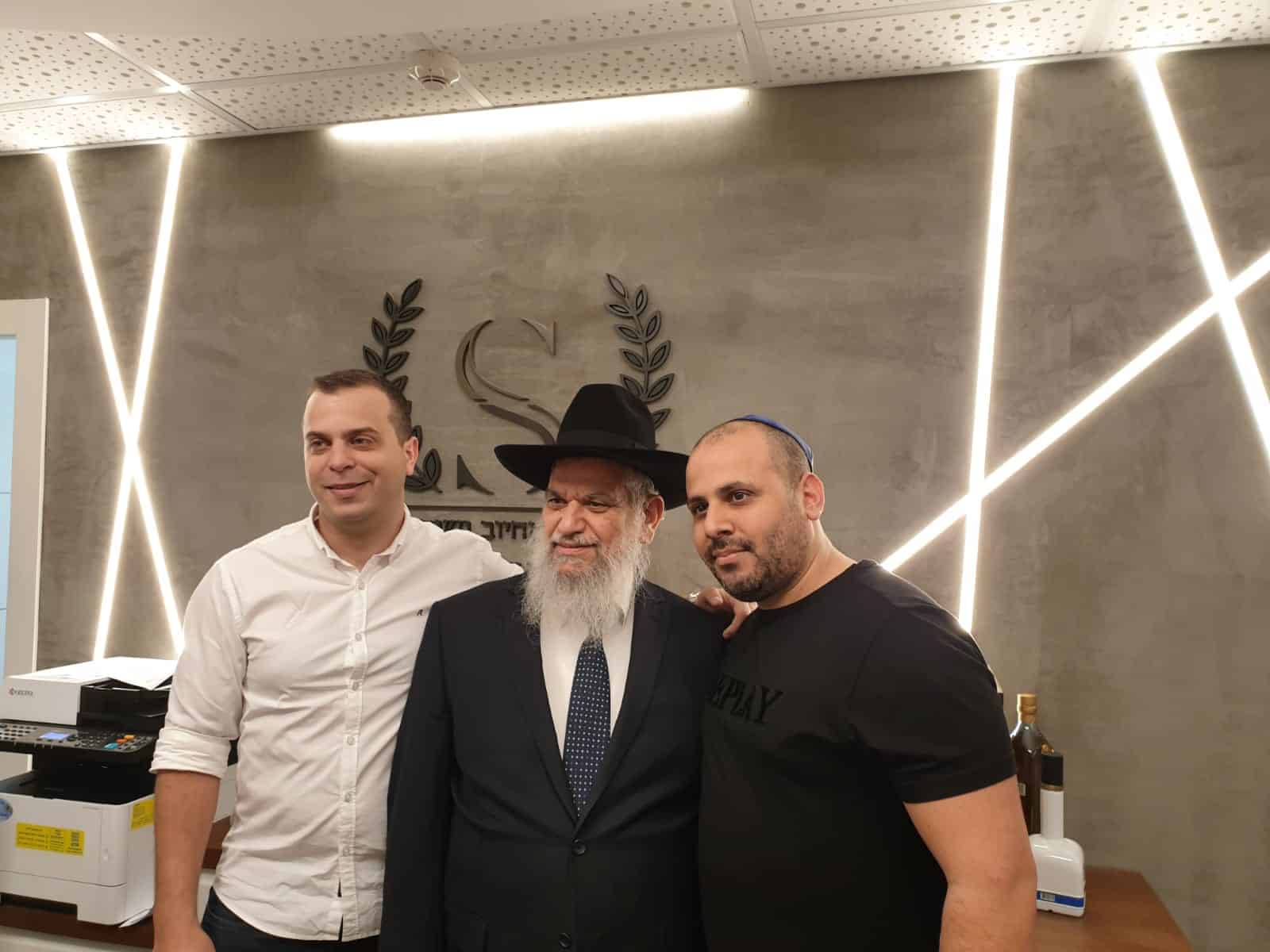 עורכי הדין סגל (מימין) ושמחיוב (משמאל) עם הרב הרצל חודר