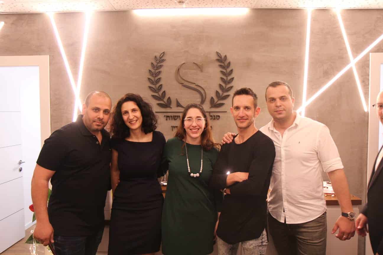 חוגגים עם בני משפחה וחברים