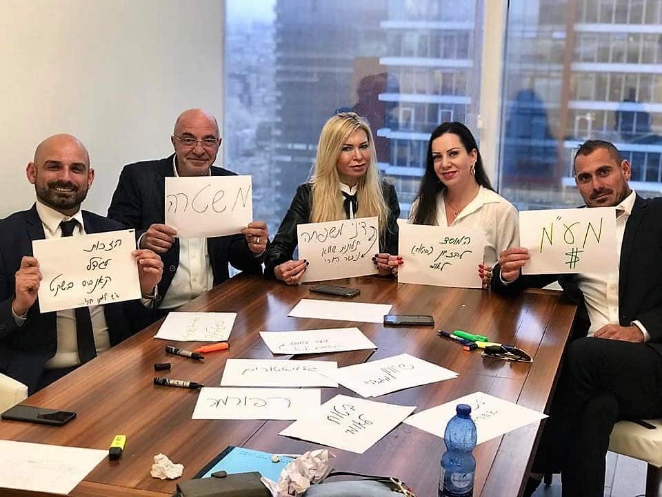 "אנחנו המפלגה הכי ליברלית". עורכי הדין מימין: שמולביץ, גוטליב, ענתבי, פישלר ופרץ