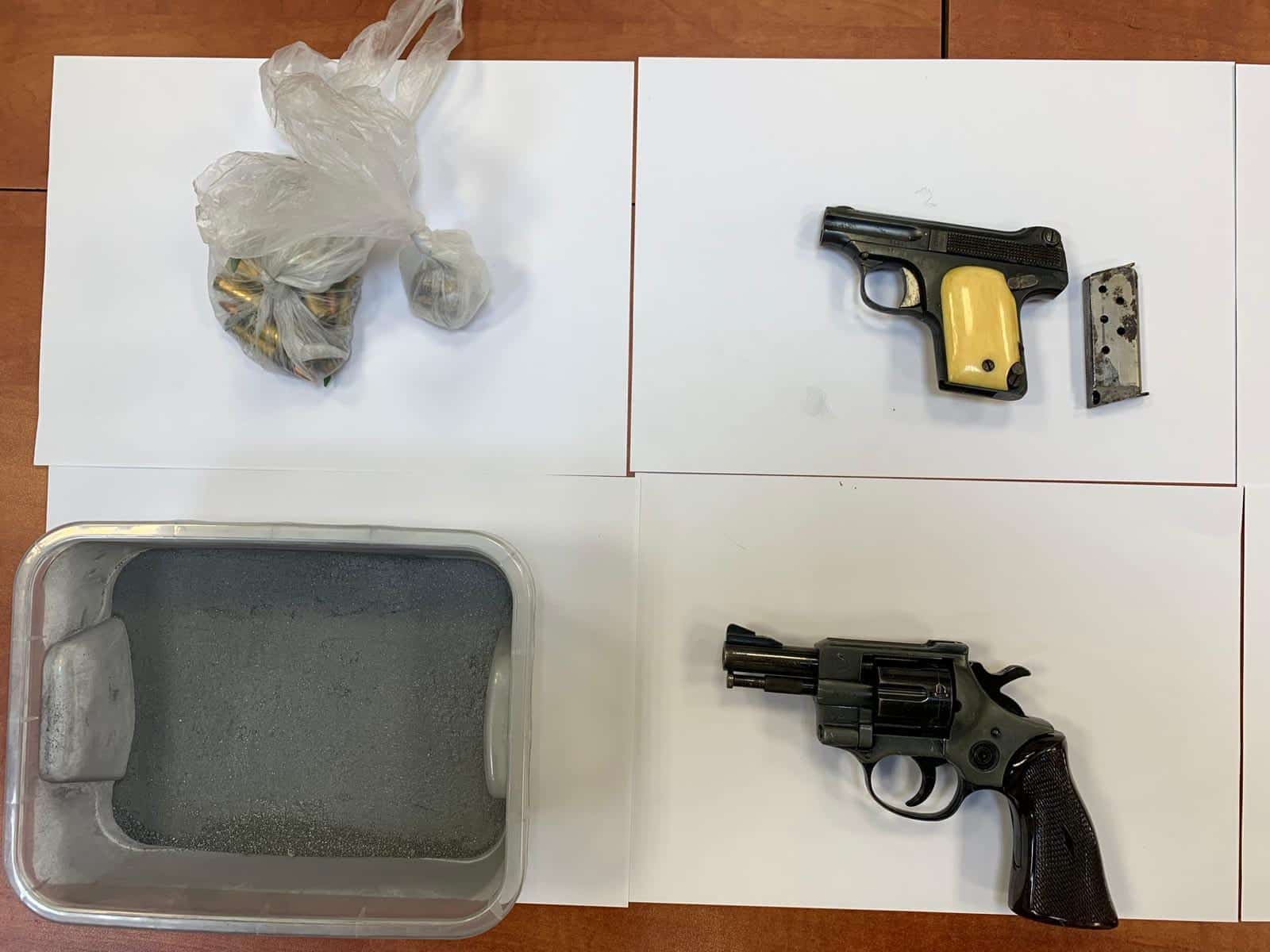 האקדחים שנמצאו במעבדה (צילומים: דוברות המשטרה)