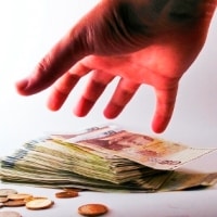 כל חודש מזומן, מתחת לשולחן (אילוסטרציה)