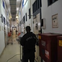 תקיפה במרפאה? כלא השרון