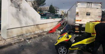 משאית פגעה בקורת הגבלת גובה בחיפה, שני פצועים קל