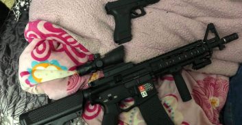 שני מוכרים למשטרה נאשמים בנשיאת רובה ואקדח ברכב