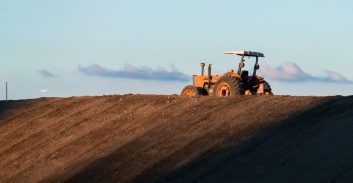 שלושה שב"חים ושני ישראלים חשודים בגניבות ציוד חקלאי