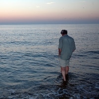 איך מתמודדים עם כותרות ותכנים מהעבר? (אילוסטרציה: FREEPIK)