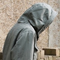 אקדח ביד וקפוצ'ון על הראש (אילוסטרציה: FREEPIKׂ)