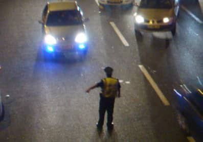 השוטר סימן לעצור (צילום ארכיון להמחשה)