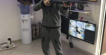 מה דינו של נאשם אשר הצטלם כאשר הוא נושא רובה?