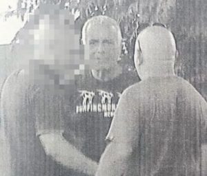 משה פמילי וג'קי ישראלי עם הסוכן הסמוי