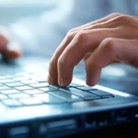 המתלוננת "נפלה" באינטרנט (אילוסטרציה: FREEPIK)