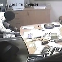 אחד הגנבים בפעולה