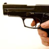 הנאשם קנה אקדח דמה במיוחד לביצוע העבירות (אילוסטרציה)