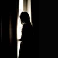 מילדה חייכנית ותוססת לעצובה ובודדה (אילוסטרציה)