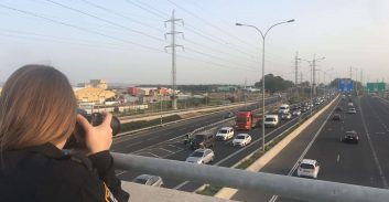 חייכו, אכלתם אותה: כך תועדו נהגים שהשתמשו בטלפון נייד בזמן נסיעה