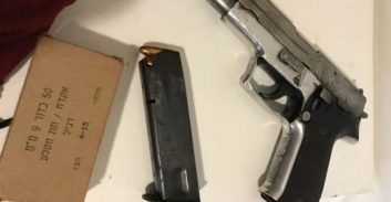 אישום: החזיק אקדח עם מחסנית מתחת למדרגות