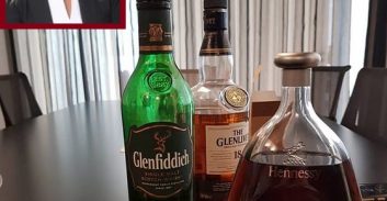 במשרד ארנת קמרון מרימים כוסית