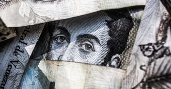 איך לשקם צווארון לבן שהתלכלך