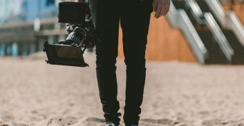 בעל חנות רהיטים מואשם באיומים על צוות מתוכנית הטלוויזיה "הכל כלול"