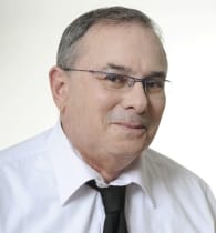 עו"ד מנחם רובינשטיין. המספר