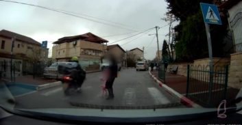 צפת: כתב אישום נגד רוכב קטנוע שעקף במעבר חצייה וכמעט שדרס אימא ובת