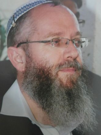 הרב עזרא שיינברג והמחשב שלו