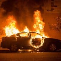 דיווח על שני כלי רכב עולים באש