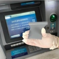 מכשיר להעתקת כרטיסי חיוב בכספומט (צילום ארכיון להמחשה: דוברות המשטרה)