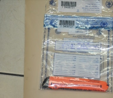  הסכין היפנית בתוך שקית. ואיפה הכפפה?