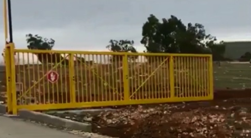 אחד השערים שהותקנו במסגרת הפרויקט