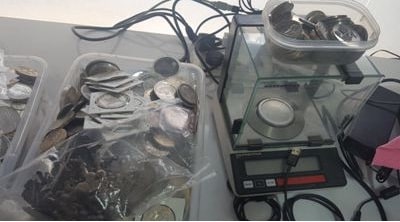 ציוד לזיוף מטבעות שנתפס עם מעצרם של הנאשמים