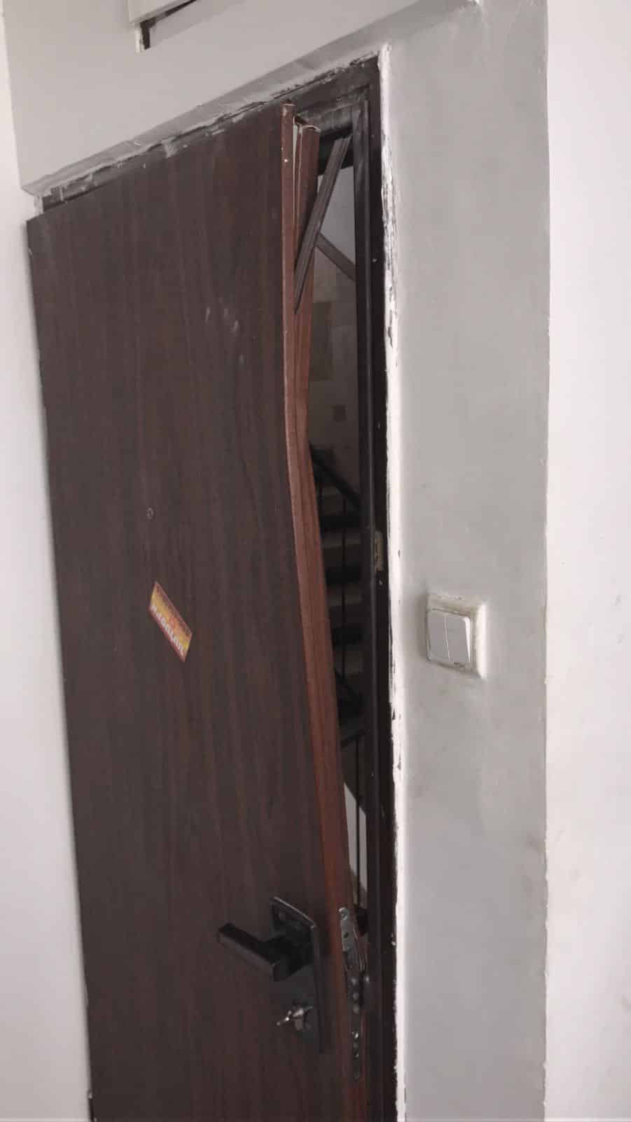 הדלת שנפרצה ע"י השוטרים בביתו של בית עדה